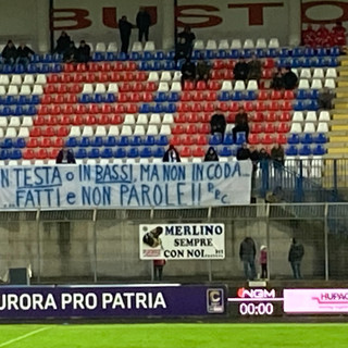 “In Testa o in Bassi, ma non in coda”: lo striscione che fotografa la crisi