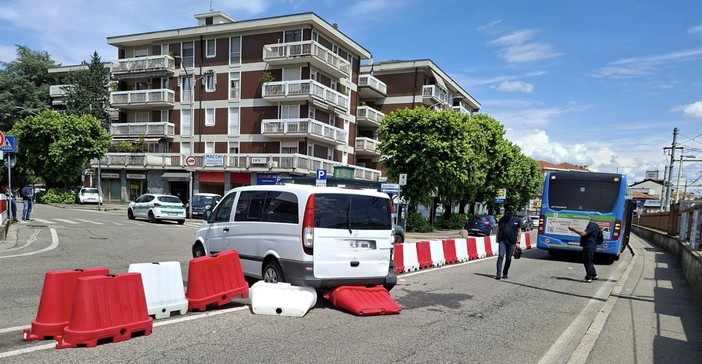 Il van e l'autobus dopo l'incidente