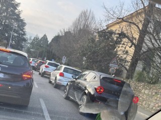 Le operazioni di soccorso e il traffico in via Copelli