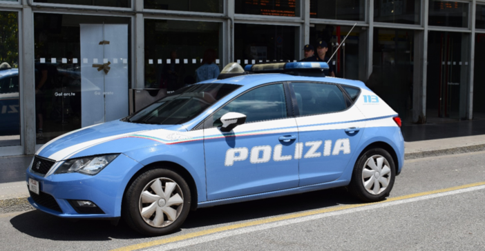 Non si ferma all'alt della polizia e aggredisce un agente: arrestato Non si ferma all'alt della polizia e aggredisce un agente: arrestato