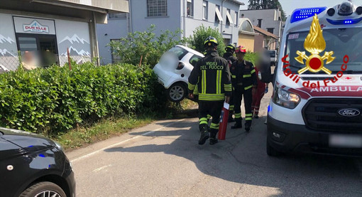 Scontro tra due auto a Varese, una finisce sulla siepe di una recinzione