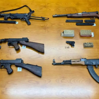 Mitragliatrici e armi da guerra nel furgone, due arresti