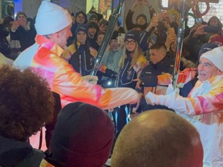 Andrea Meneghin riceve la fiaccola olimpica dall'eroe dell'hockey Jim Corsi