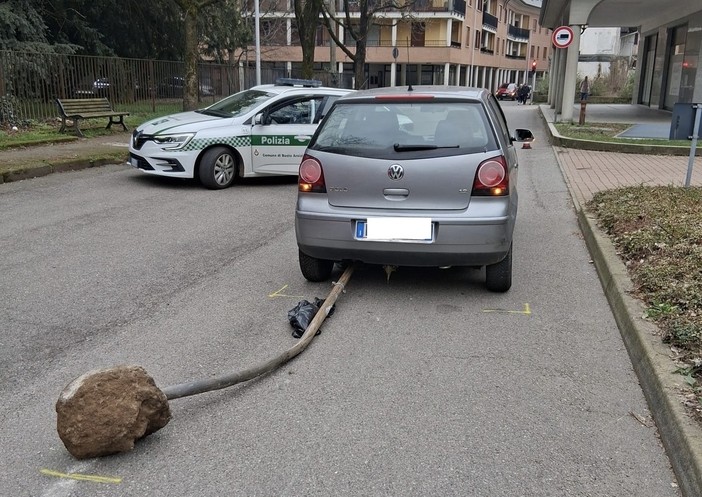 Incidente in via 11 Febbraio, palo si incastra sotto auto