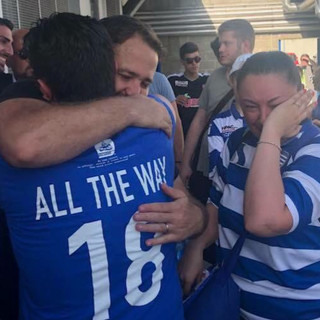 L'abbraccio dei tifosi biancoblù nel giorno dei saluti alla Pro Patria di Ivan Javorcic (8 giugno 2021)