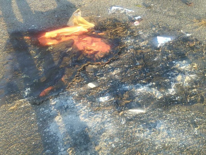 Quel che resta di uno dei jersey carbonizzati Quel che resta di uno dei jersey carbonizzati