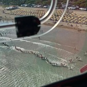 La catena umana dei bagnanti impegnati nelle ricerche del bambino a Jesolo