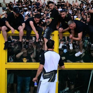 Torino-Juventus, derby rinviato alle 21.45. Gli scontri e la richiesta dei tifosi bianconeri: "Non giocate" Torino-Juventus, derby rinviato alle 21.45. Gli scontri e la richiesta dei tifosi bianconeri: "Non giocate"