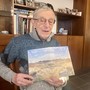 Luigi con uno dei suoi preziosi libri che racchiudono spirito, volti e storie di un anno Luigi con uno dei suoi preziosi libri che racchiudono spirito, volti e storie di un anno