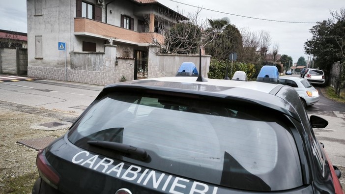 I carabinieri davanti alla casa di via Montello