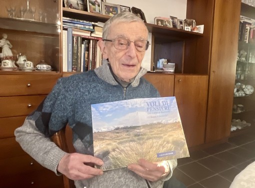 Luigi con uno dei suoi preziosi libri che racchiudono spirito, volti e storie di un anno Luigi con uno dei suoi preziosi libri che racchiudono spirito, volti e storie di un anno