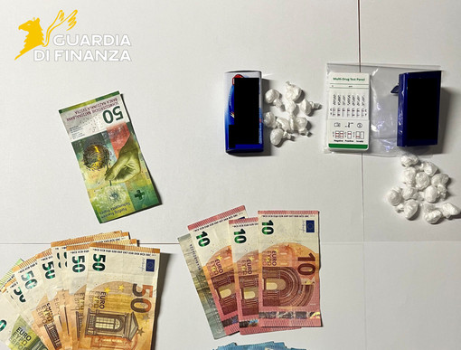 Il materiale sequestrato dalla Guardia di Finanza a Germignaga