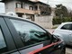 I carabinieri davanti all'abitazione