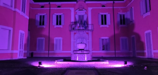 Il municipio a Lonate si è tinto di rosa