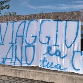 Lo striscione esposto dai tifosi bustocchi a Pisa (dalla pagina Facebook ilBustocco.it) e Leo