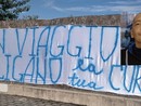 Lo striscione esposto dai tifosi bustocchi a Pisa (dalla pagina Facebook ilBustocco.it) e Leo