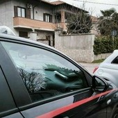 I carabinieri davanti all'abitazione