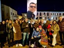 LA FOTO. Un compleanno importante, la piazza e la luce del ricordo di un amico