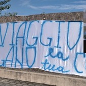 Lo striscione esposto dai tifosi bustocchi a Pisa (dalla pagina Facebook ilBustocco.it) e Leo