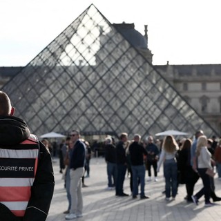 Furto al Louvre, procura Parigi annuncia 5 nuovi arresti