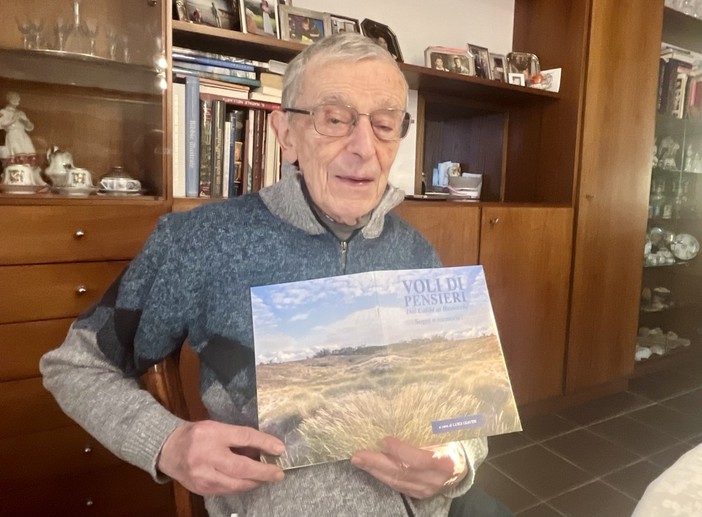 Luigi con uno dei suoi preziosi libri che racchiudono spirito, volti e storie di un anno Luigi con uno dei suoi preziosi libri che racchiudono spirito, volti e storie di un anno