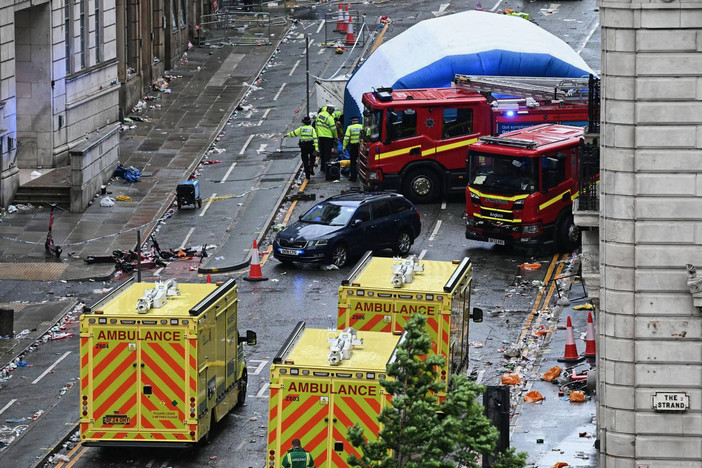 Liverpool, auto sulla folla durante festa per vittoria scudetto: 50 feriti, due sono gravi