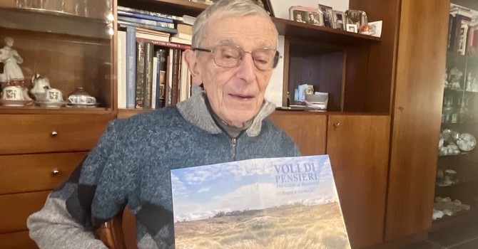 Luigi con uno dei suoi preziosi libri che racchiudono spirito, volti e storie di un anno Luigi con uno dei suoi preziosi libri che racchiudono spirito, volti e storie di un anno