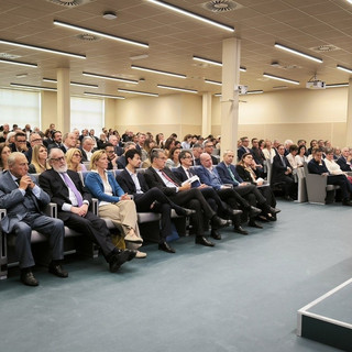 Il presidente Roberto Grassi parla alla platea accorsa per i 35 anni di LIUC