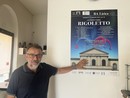 Luca Galli e una locandina del Rigoletto