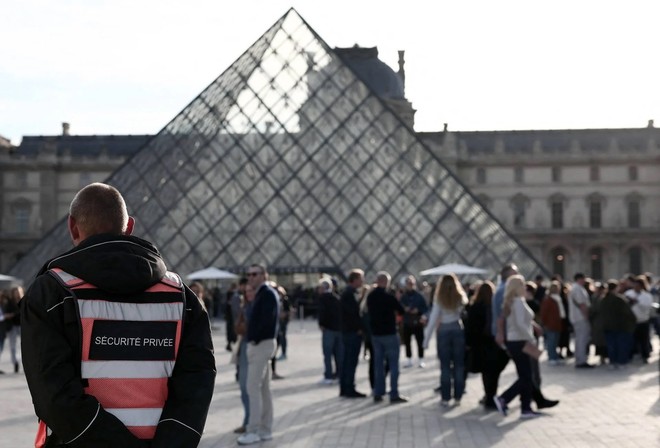 Furto al Louvre, procura Parigi annuncia 5 nuovi arresti
