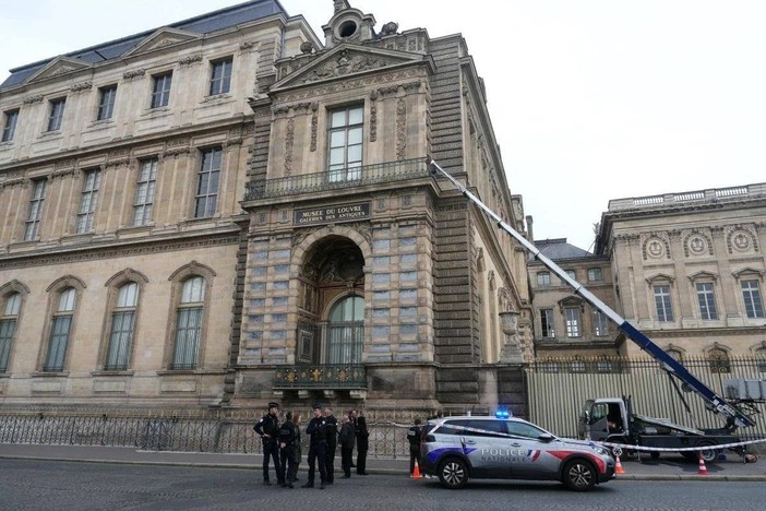 Colpo clamoroso al Louvre: rubati i gioielli di Napoleone, tutto in 7 minuti