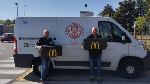 McDonald’s e la Mensa del Padre Nostro: 200 pasti solidali con Happy Meal e cheeseburger per le famiglie bisognose McDonald’s e la Mensa del Padre Nostro: 200 pasti solidali con Happy Meal e cheeseburger per le famiglie bisognose