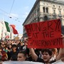 Milano: tavolini lanciati contro polizia e cariche, ci sono feriti. Piazza Duomo trasformata in campo di battaglia Milano: tavolini lanciati contro polizia e cariche, ci sono feriti. Piazza Duomo trasformata in campo di battaglia