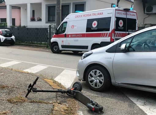 Gallarate, incidente alla rotonda della Moriggia: 37enne in monopattino finisce a terra