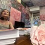 Manuela Carnini vola in tutto il pianeta. Ma nella sua Busto con più generosità che mai ci sussurra che i colori possono cambiare la vita di ciascuno di noi