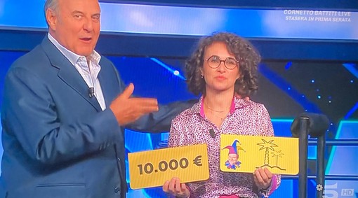 Mariacristina da Ispra &quot;vendica&quot; Andrea ed è super campionessa della Ruota della fortuna: 18.600 euro più un viaggio alle Maldive
