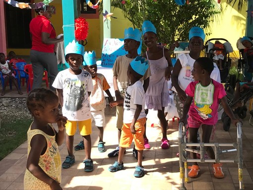 Haiti, i sorrisi dei bimbi disabili alla festa. E i banditi allentano la presa sul Natale. LE FOTO