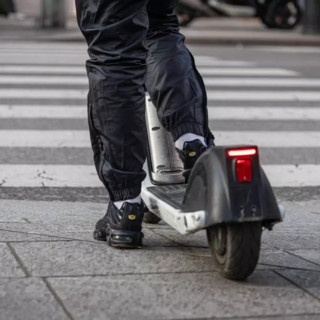 Milano, in due sul monopattino si scontrano con auto: muore ragazzo di 19 anni