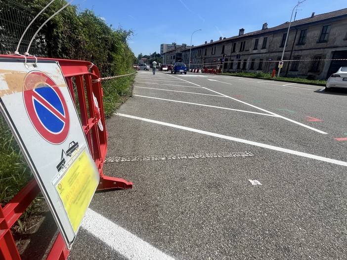 I divieti di sosta che intimano di lasciare lo spazio alle bancarelle in via Muratori