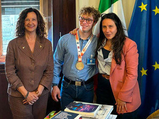 Riccardo Maino con la deputata bustocca della Lega, Manuela Maffioli, e il Ministro per le Disabilità Alessandra Locatelli Riccardo Maino con la deputata bustocca della Lega, Manuela Maffioli, e il Ministro per le Disabilità Alessandra Locatelli