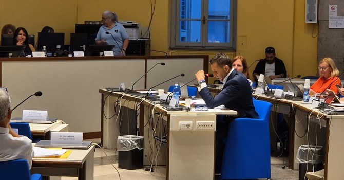 VIDEO. Busto, Vannacci “interviene” in Consiglio comunale a sostegno di Max Rogora