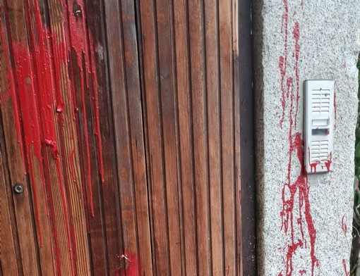 Municipio imbrattato, il sindaco: «Appenderei le foto dei vandali con nome e cognome» Municipio imbrattato, il sindaco: «Appenderei le foto dei vandali con nome e cognome»