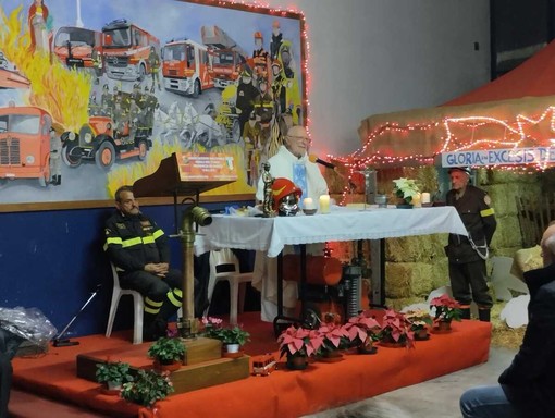 I vigili del fuoco celebrano la Vigilia con la gente. Foto d'archivio I vigili del fuoco celebrano la Vigilia con la gente. Foto d'archivio