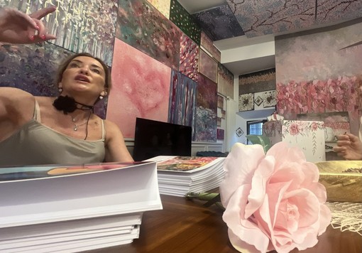 Manuela Carnini vola in tutto il pianeta. Ma nella sua Busto con più generosità che mai ci sussurra che i colori possono cambiare la vita di ciascuno di noi