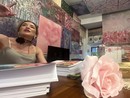 Manuela Carnini vola in tutto il pianeta. Ma nella sua Busto con più generosità che mai ci sussurra che i colori possono cambiare la vita di ciascuno di noi
