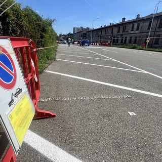 I divieti di sosta che intimano di lasciare lo spazio alle bancarelle in via Muratori