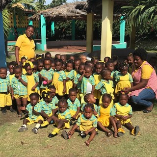 Haiti, ultimo giorno di scuola materna tra sorrisi e ritorno alle baracche. Dove il caldo è l'ultimo dei problemi