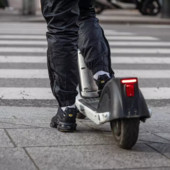 Milano, in due sul monopattino si scontrano con auto: muore ragazzo di 19 anni Milano, in due sul monopattino si scontrano con auto: muore ragazzo di 19 anni