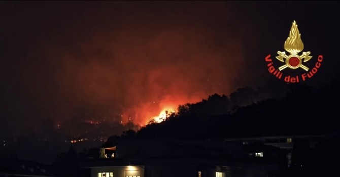 Puzza di bruciato anche nel Bustese: «Riconducibile agli incendi a Como e in Piemonte» Puzza di bruciato anche nel Bustese: «Riconducibile agli incendi a Como e in Piemonte»