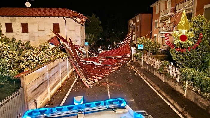 Nella foto dei vigili del fuoco alcuni danni provocati dal maltempo la scorsa notte